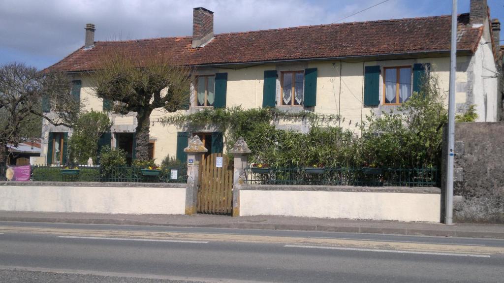 La Maison Jaune Bed & Breakfast Bouresse Екстериор снимка